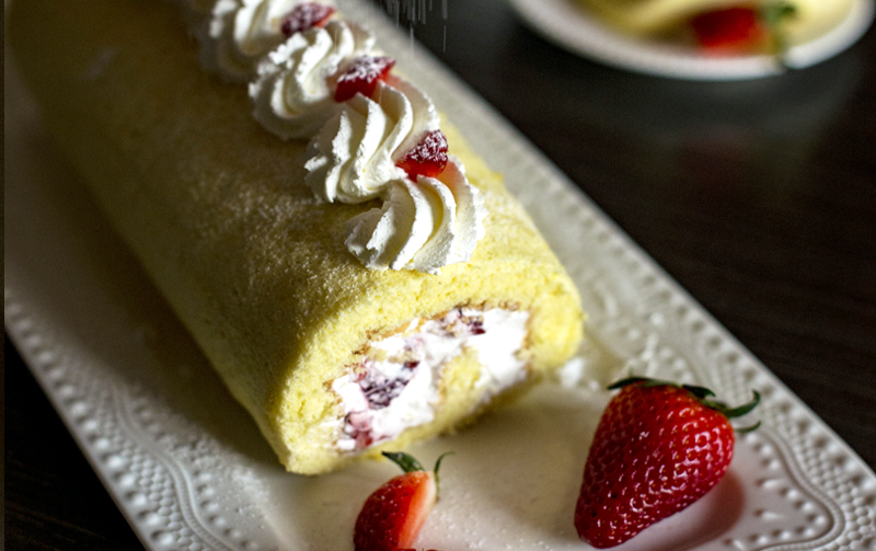 Rotolo Con Crema Al Latte E Fragole