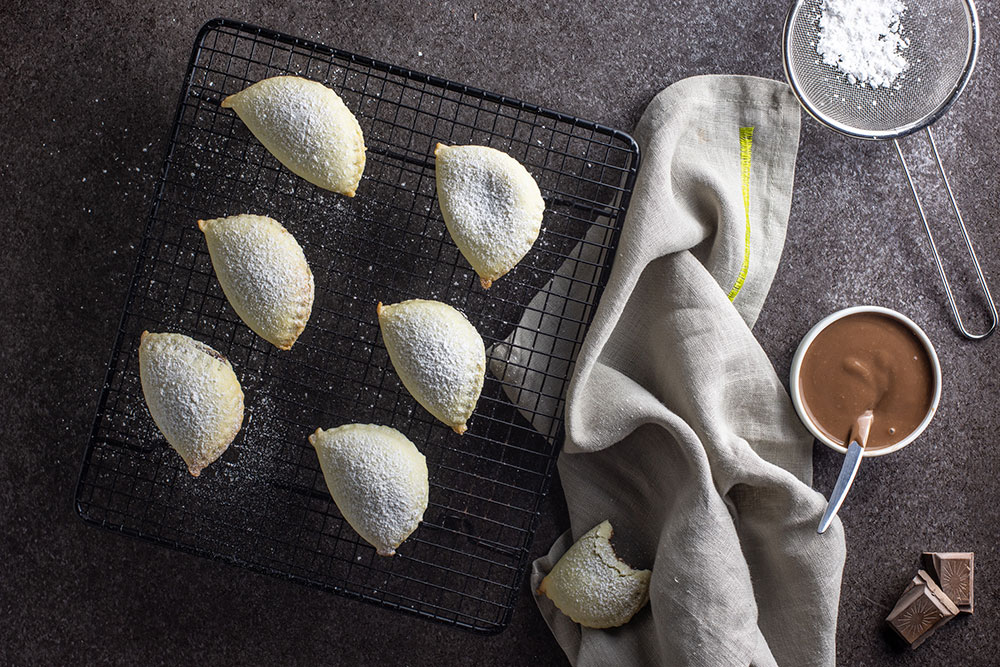 Ravioli dolci ripieni di crema pasticciera al cioccolato