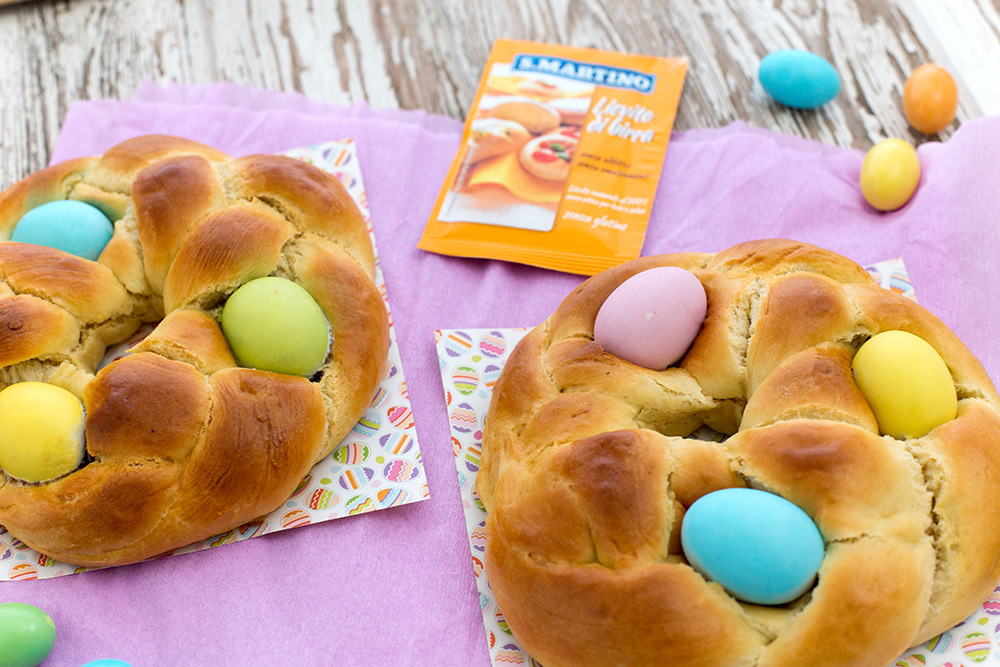 Corone dolci di Pasqua con ovetti di cioccolato