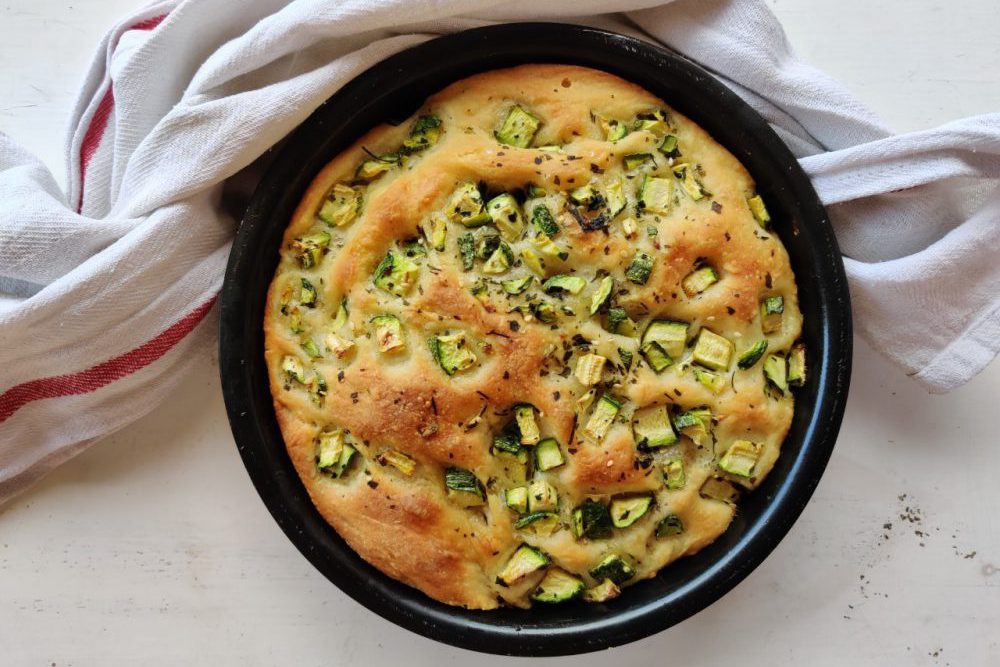 Focaccia tipo barese con zucchine e cipollotti