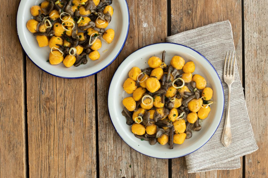 Gnocchi di zucca senza glutine con porro e funghi