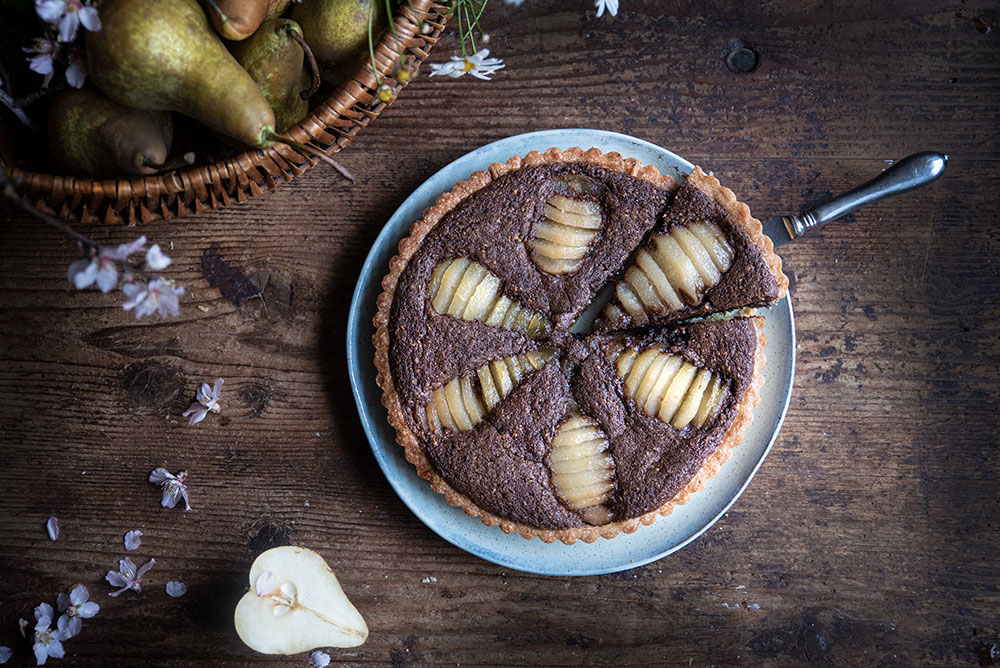 Crostata frangipane al cacao con pere