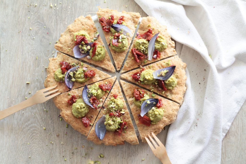 Focaccia con Hummus di piselli, Pomodori Secchi, Cipolla Rossa e Pistacchi