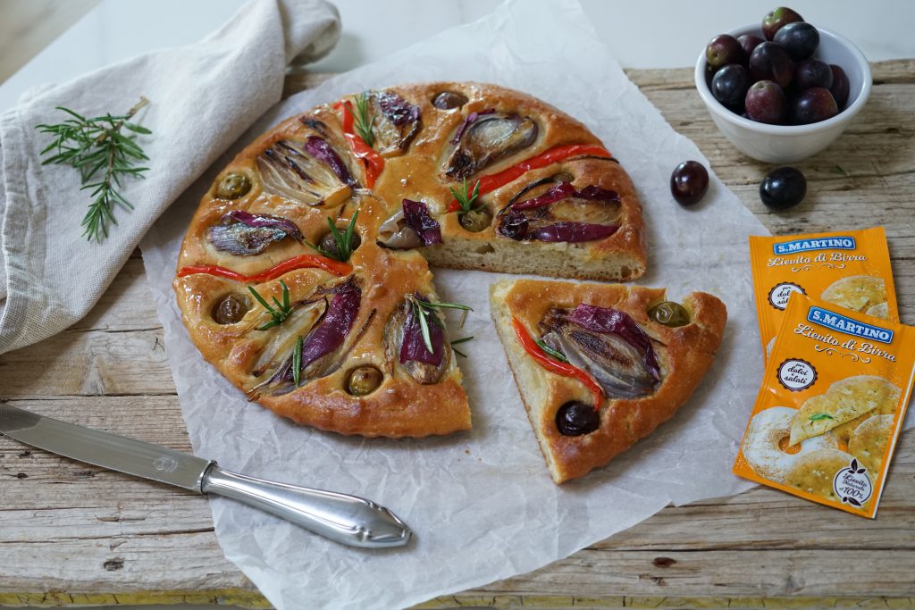 Focaccia con Cipolle Rosse e Peperoni